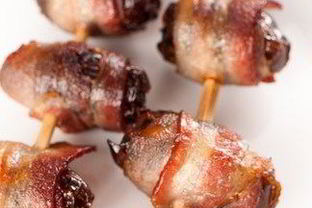 Финики в беконе, фаршированные сыром стилтон