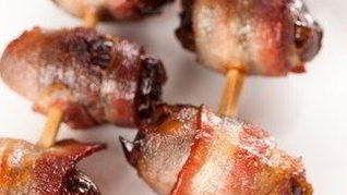 Финики в беконе, фаршированные сыром стилтон