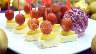 Канапе с сыром и виноградом
