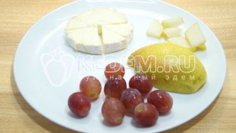 канапе с сыром и виноградом