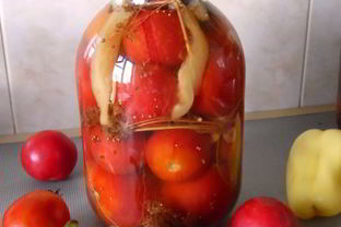 Консервированные помидоры с луком и болгарским перцем