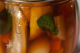 Корюшка, маринованная в пиве с овощами