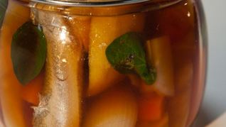 Корюшка, маринованная в пиве с овощами