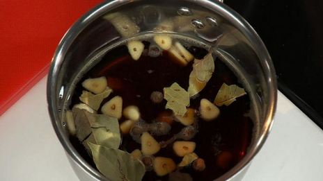 корюшка, маринованная в пиве с овощами