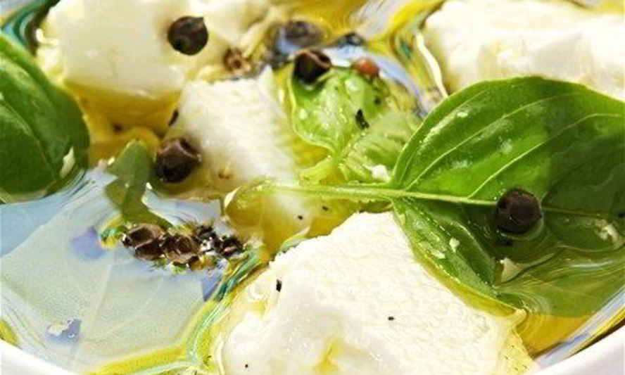 Рецепт козьего сыра с оливками, лимоном и тмином