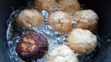 крабовые крокеты с кускусом и овощами