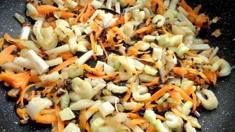 крабовые крокеты с кускусом и овощами