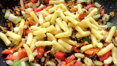 крабовые крокеты с кускусом и овощами