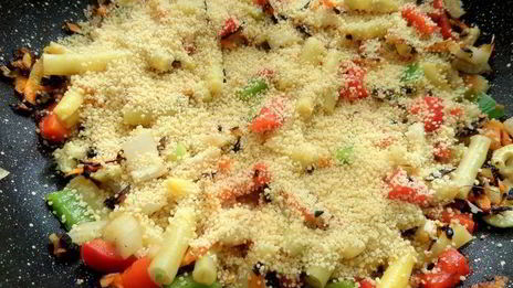 крабовые крокеты с кускусом и овощами