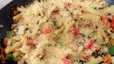 крабовые крокеты с кускусом и овощами