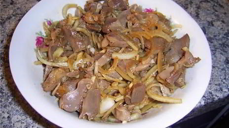 куриные желудки с чесноком под соевым соусом