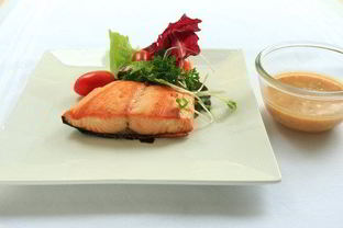 Маринованный лосось в саке и васаби с ароматным соусом