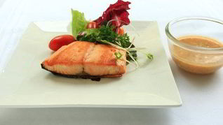 Маринованный лосось в саке и васаби с ароматным соусом