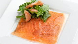 Маринованный в лимонном соке и белом вине лосось