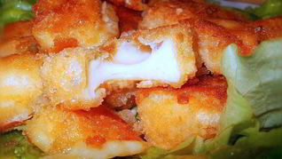 Мягкий жареный сыр в панировочных сухарях