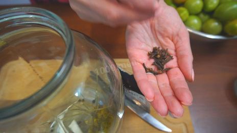 очень вкусные маринованные зеленые помидоры с ранеткой