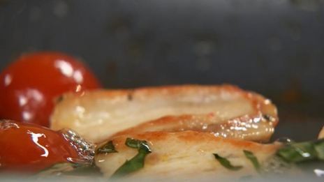 белковый омлет с цыпленком и базиликом