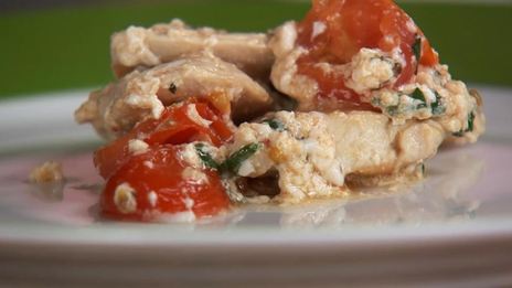 белковый омлет с цыпленком и базиликом