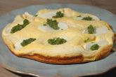 Бисквитный омлет с козьим сыром и розмариновым песто