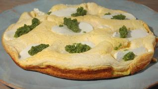 Бисквитный омлет с козьим сыром и розмариновым песто