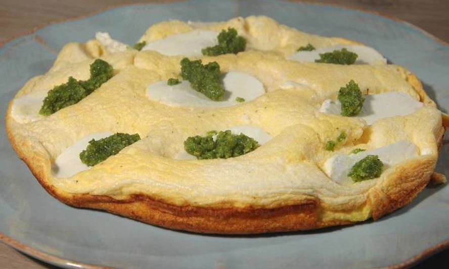 Рецепт бисквитного омлета с козьим сыром и розмариновым песто