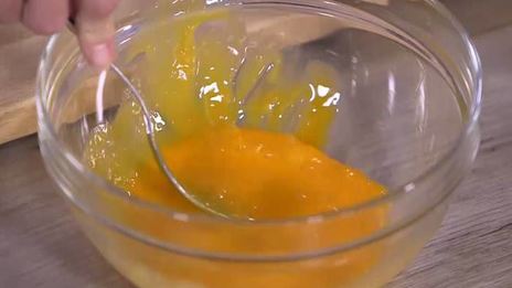 бисквитный омлет с козьим сыром и розмариновым песто