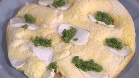 бисквитный омлет с козьим сыром и розмариновым песто
