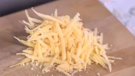 бисквитный омлет с козьим сыром и розмариновым песто