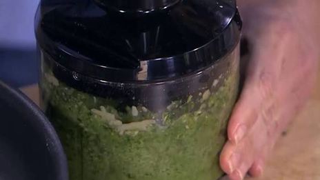 бисквитный омлет с козьим сыром и розмариновым песто