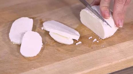 бисквитный омлет с козьим сыром и розмариновым песто