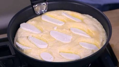 бисквитный омлет с козьим сыром и розмариновым песто