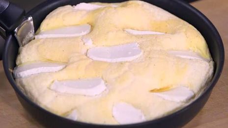 бисквитный омлет с козьим сыром и розмариновым песто