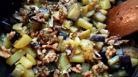 фриттата с картофелем, баклажанами и грецкими орехами