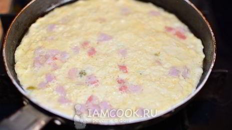 омлет на сковороде
