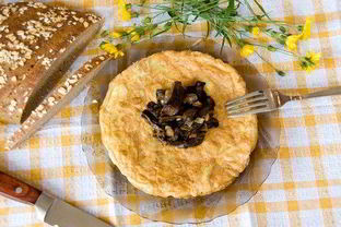 Омлет с грибами, луком и зеленью