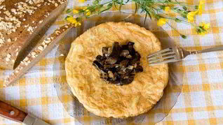 Омлет с грибами, луком и зеленью