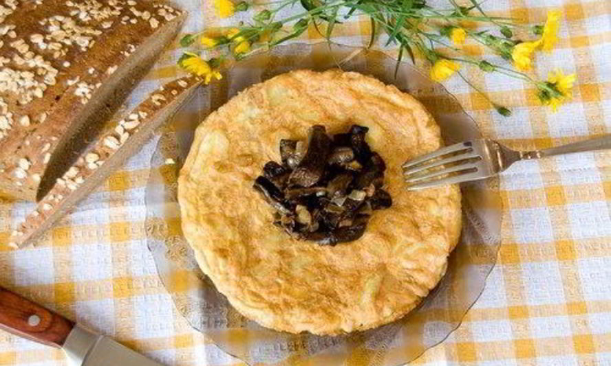 Рецепт омлета с грибами, луком и зеленью