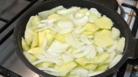 омлет с картофелем