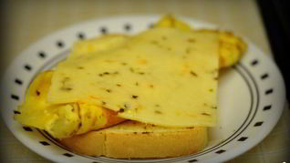 Омлет с хлебом и сыром