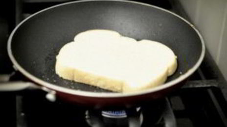 омлет с хлебом и сыром