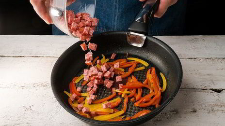 омлет с колбасой и сладким перцем