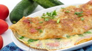 Омлет с колбасой и сыром