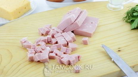 омлет с колбасой и сыром