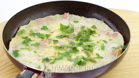 омлет с колбасой и сыром