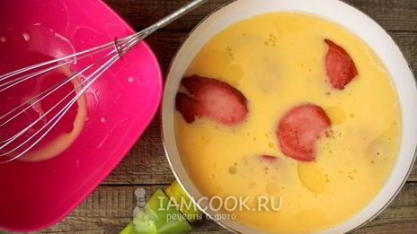 омлет с колбасой на сковороде
