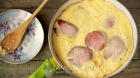 омлет с колбасой на сковороде