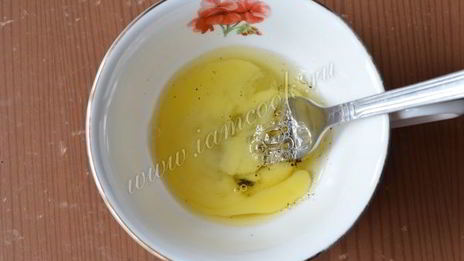 омлет с луком-пореем и кинзой