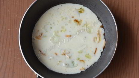 омлет с луком-пореем и кинзой