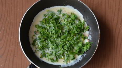 омлет с луком-пореем и кинзой