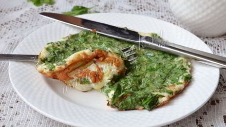 омлет с луком-пореем и кинзой